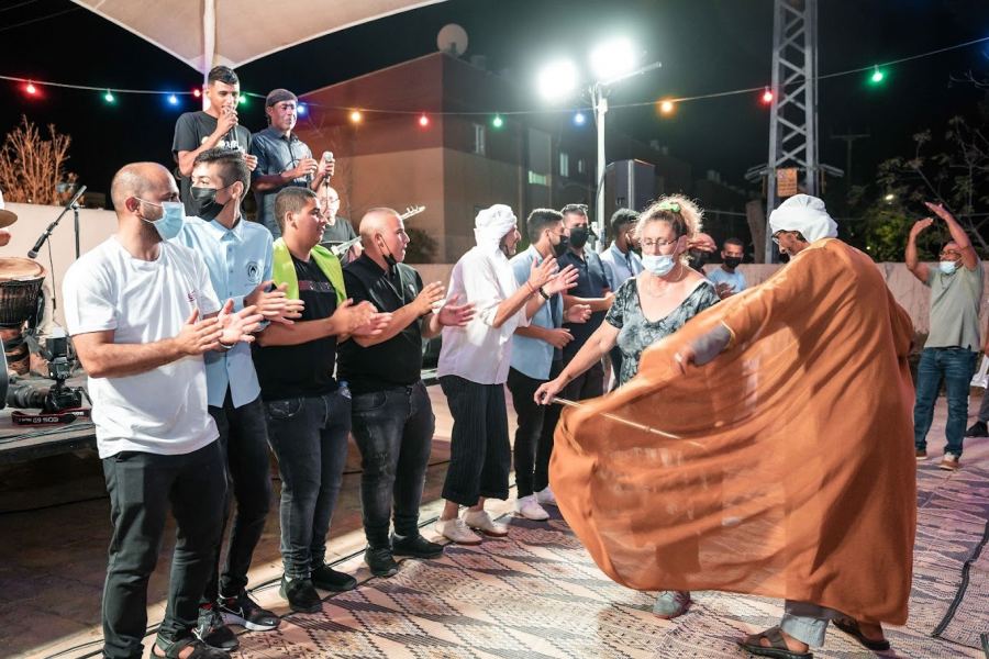 مسرح اليمامة ينظم أمسية ثقافية فنية في مدينة ديمونا 